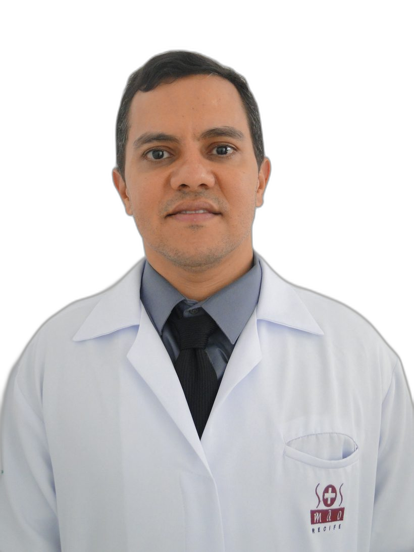 Retrato do Dr. Marcelo Crisanto, cirurgião da mão, de jaleco branco